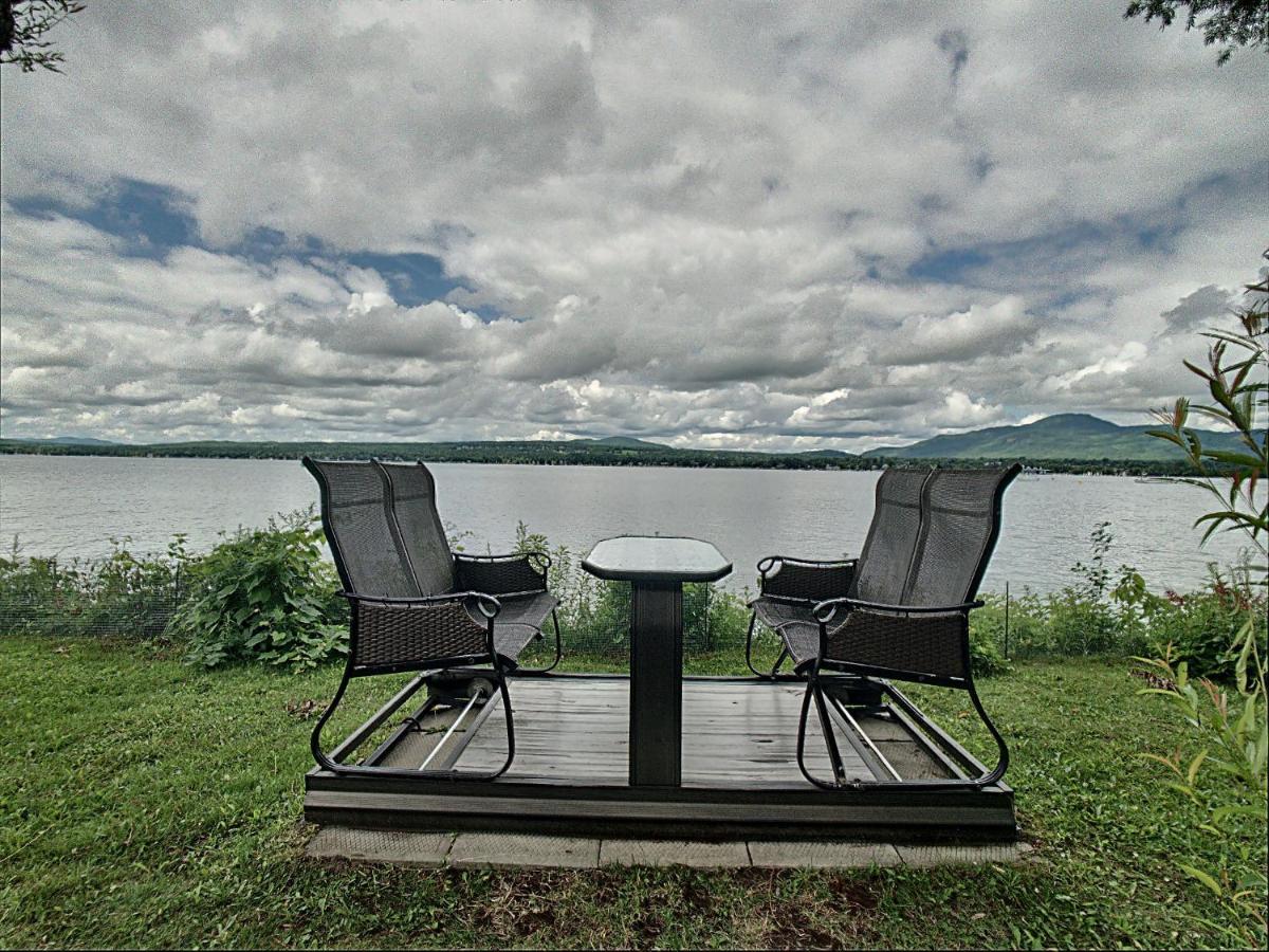 Location Tourisme Estrie - Oberge Du Village Magog Zewnętrze zdjęcie