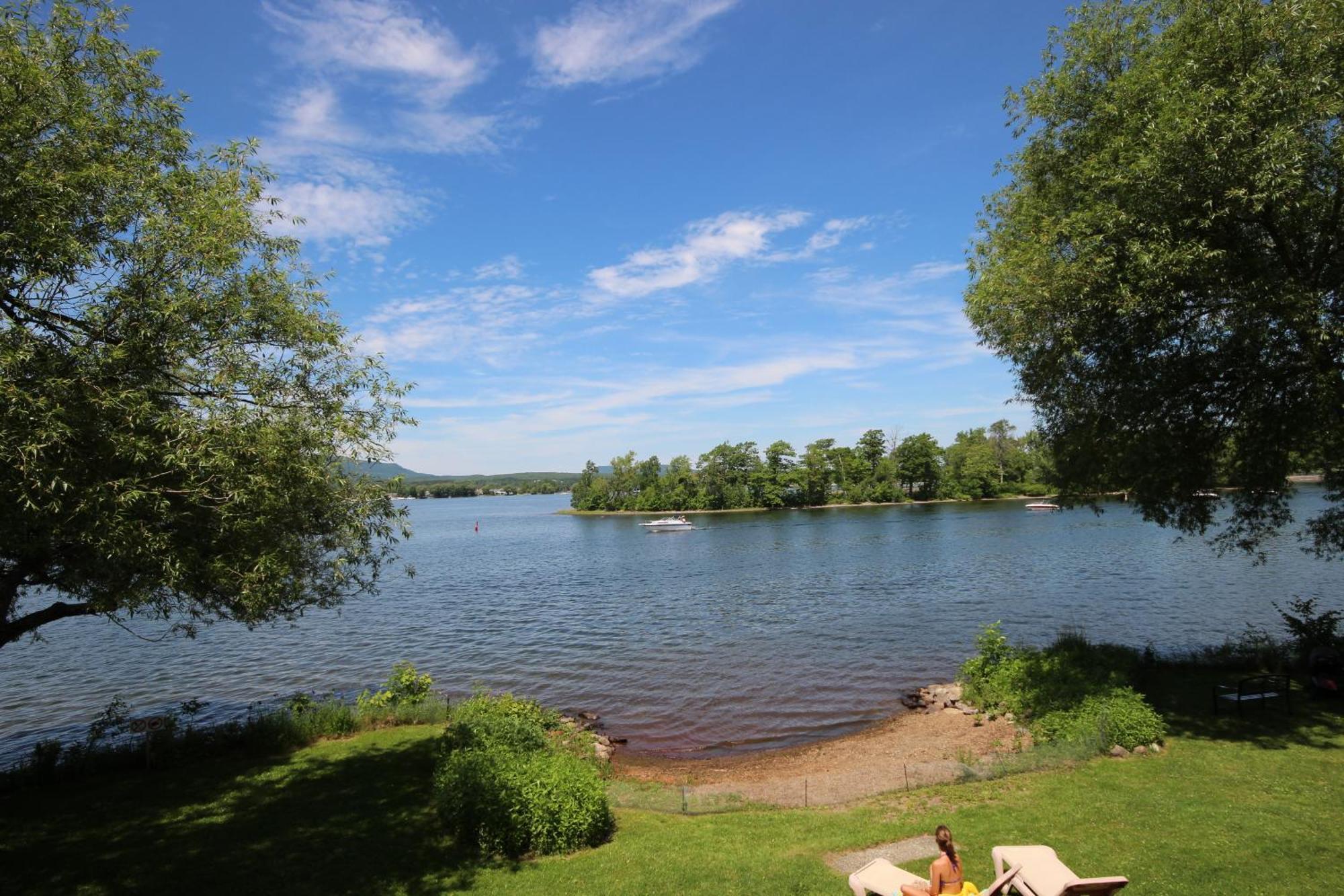 Location Tourisme Estrie - Oberge Du Village Magog Zewnętrze zdjęcie