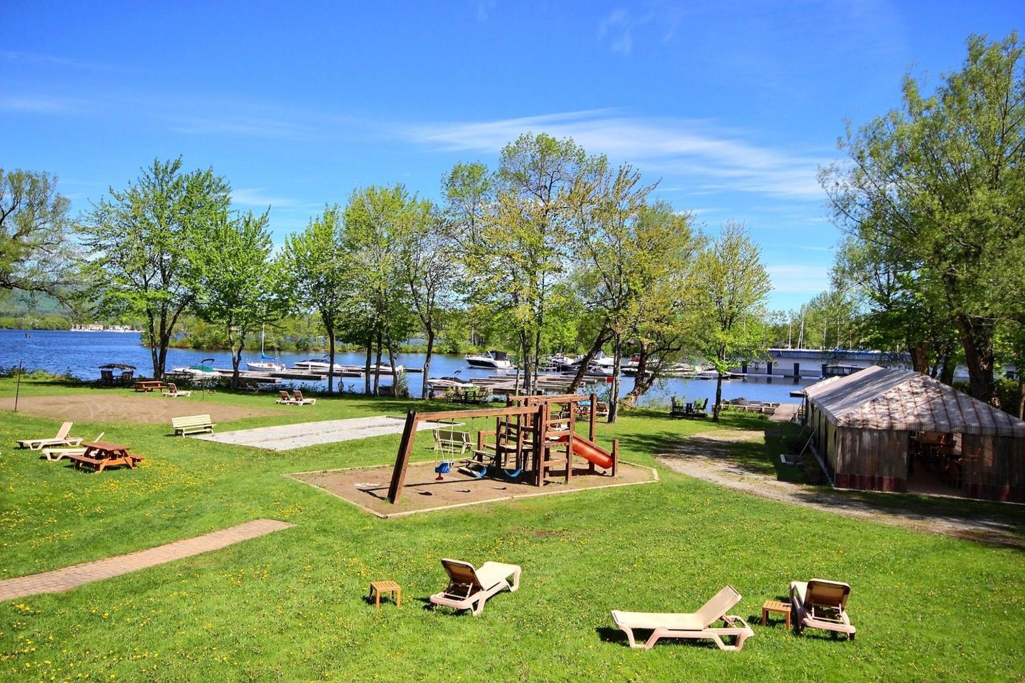 Location Tourisme Estrie - Oberge Du Village Magog Zewnętrze zdjęcie