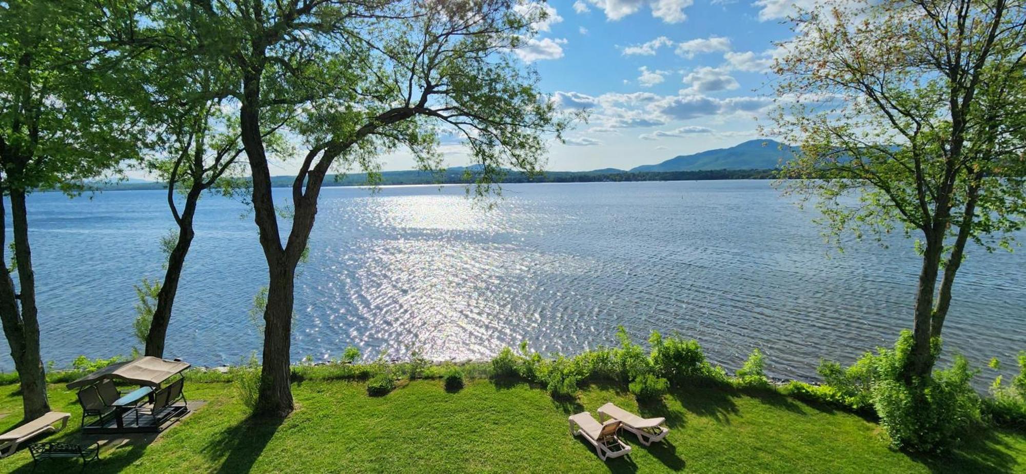Location Tourisme Estrie - Oberge Du Village Magog Zewnętrze zdjęcie