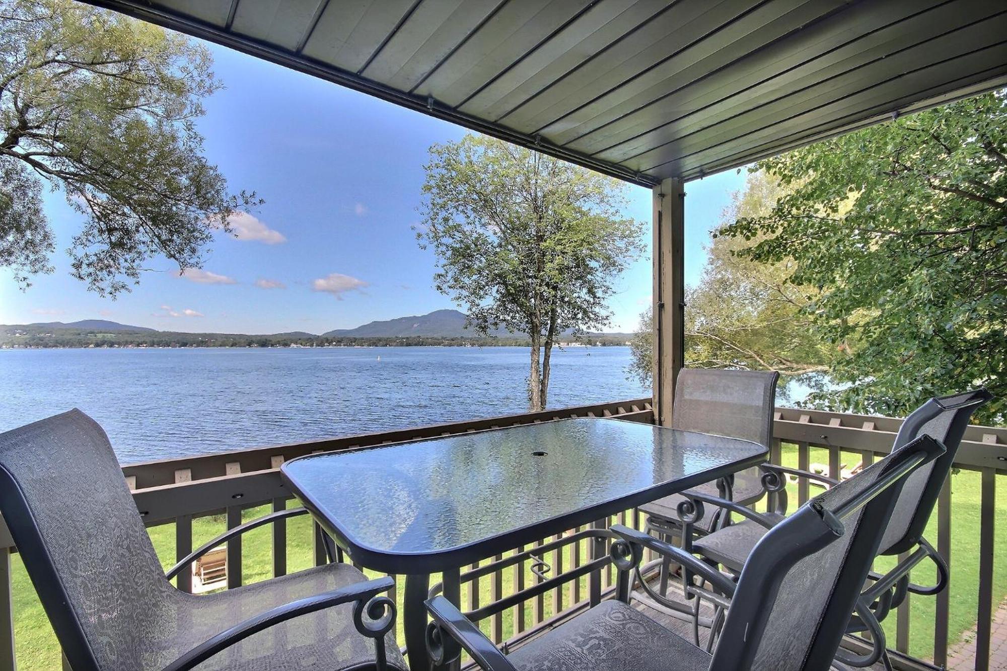 Location Tourisme Estrie - Oberge Du Village Magog Zewnętrze zdjęcie