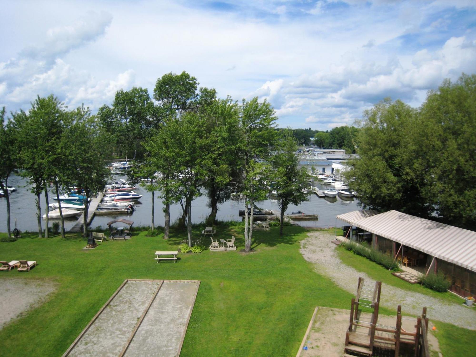 Location Tourisme Estrie - Oberge Du Village Magog Zewnętrze zdjęcie